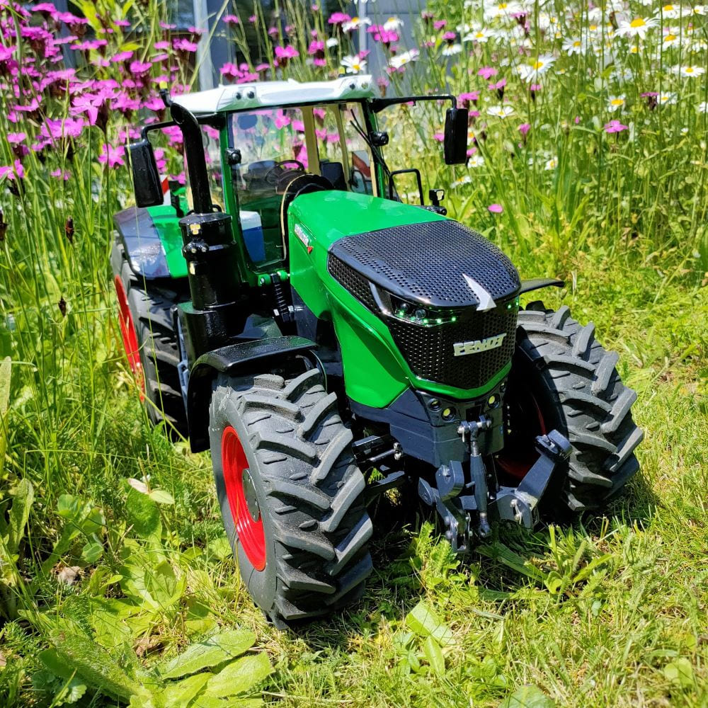 Remote controlled model tractor on a scale of 1:12 and fully functional